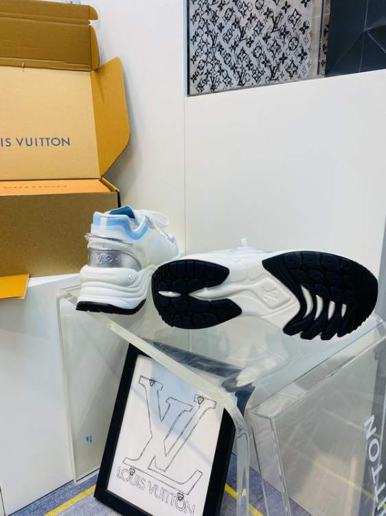Picture of Louis Vuitton Shoes _SKULVsz35-415cmmnf050117736